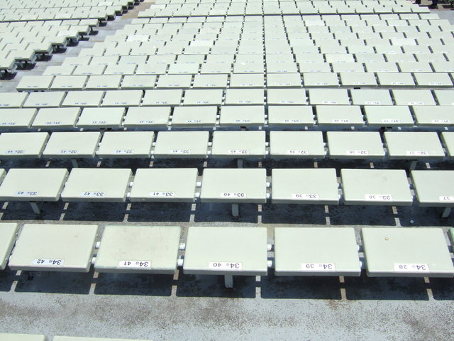 野球場・甲子園球場・一人ずつに分けられたアルプス席の写真の写真
