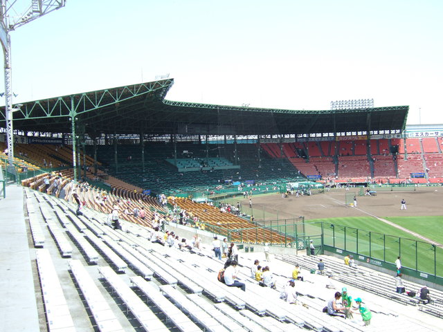 野球場・甲子園球場・全席指定席なので急いでくる必要はないの写真の写真