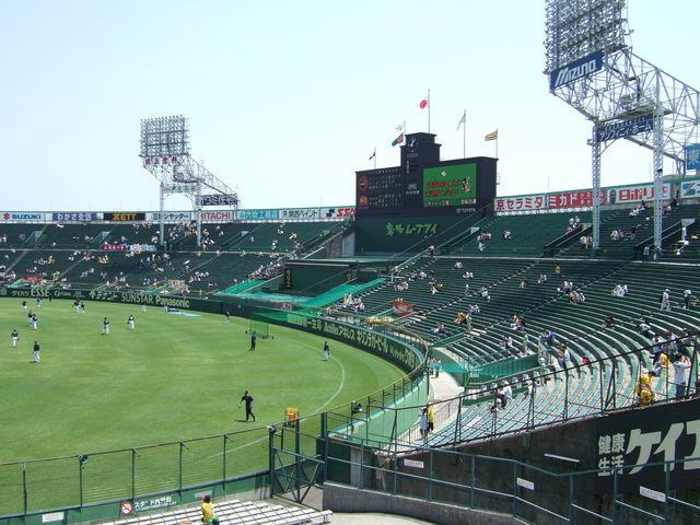 野球場・甲子園球場・外野席も人影はまばらの写真の写真