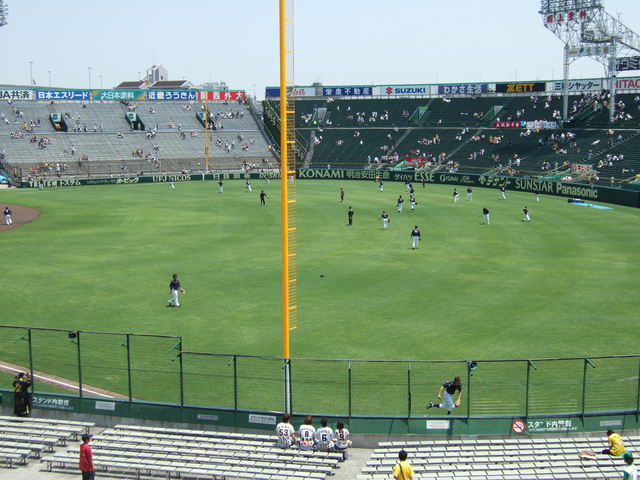 野球場・甲子園球場・ポール付近から見るグラウンドの写真の写真