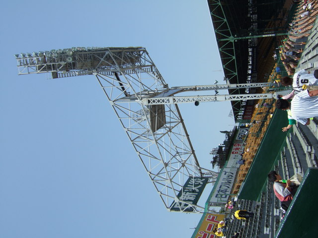 野球場・甲子園球場・不思議な形をしている照明塔の写真の写真