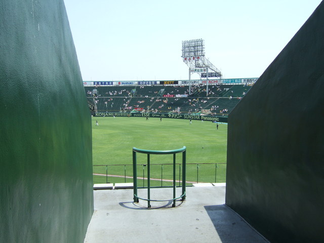 野球場・甲子園球場・階段を上りきった出口から見えるグラウンドの写真の写真