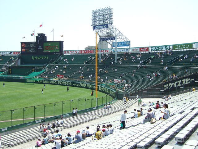 野球場・甲子園球場・熱心なファンが入場の写真の写真