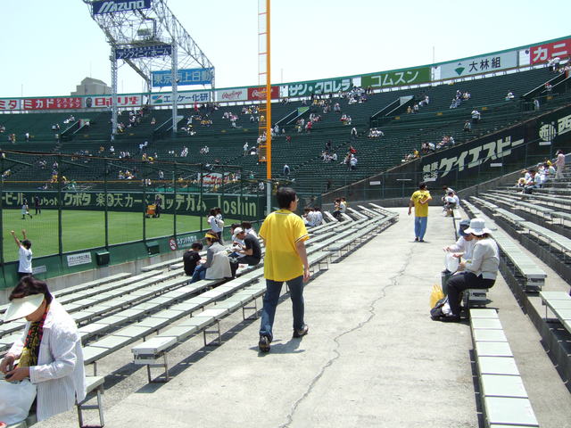 野球場・甲子園球場・試合開始前なのでのんびりの写真の写真