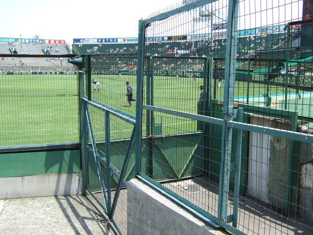 野球場・甲子園球場・アルプス席と外野席との境目の非常通路の写真の写真