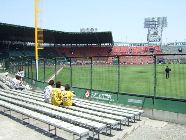 野球場・甲子園球場・地上面に近い観客席の写真の写真