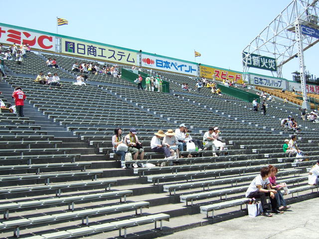 野球場・甲子園球場・アルプス席の下から上を眺めるの写真の写真