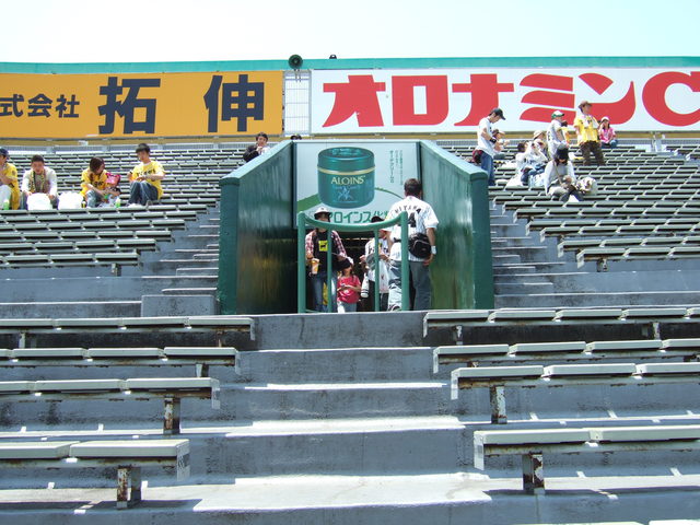 野球場・甲子園球場・アルプス席階段の出入り口の写真の写真