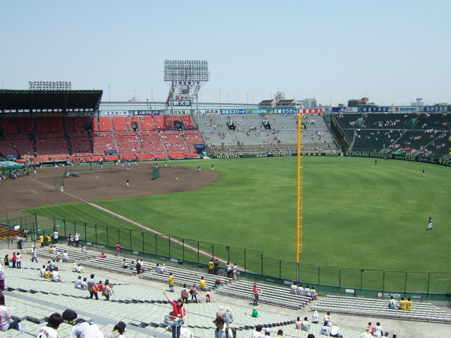 野球場・甲子園球場・はるかに遠く見えるライト側観客席の写真の写真