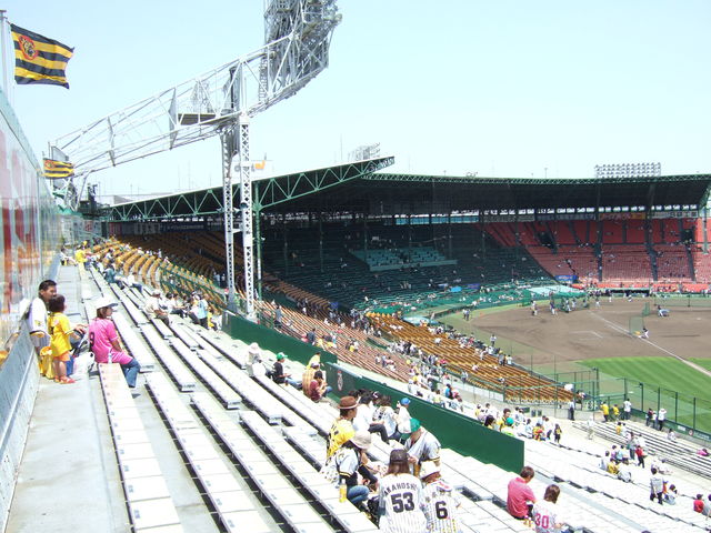 野球場・甲子園球場・日差しをさえぎるものが何もないアルプススタンドの写真の写真