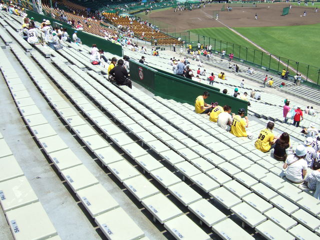 野球場・甲子園球場・アルプス席のベンチの写真の写真
