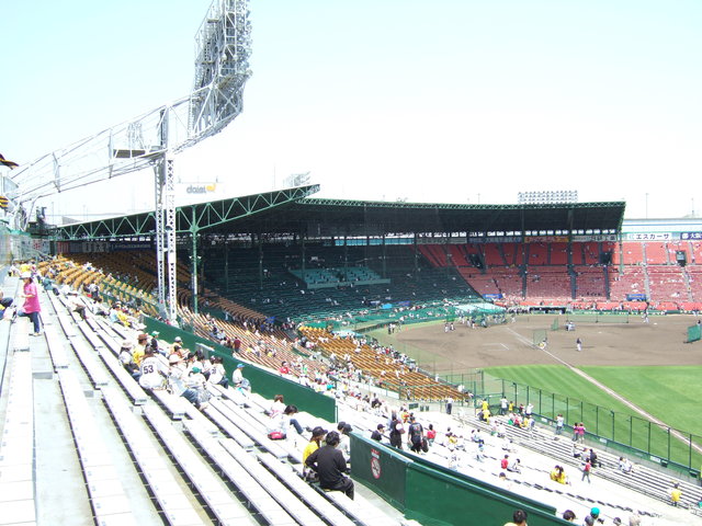 野球場・甲子園球場・ホームベースが遠く見えるの写真の写真