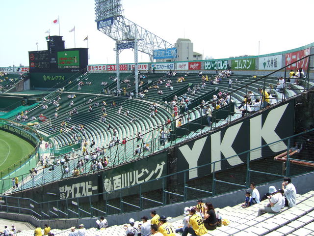 野球場・甲子園球場・外野席も人気がまばらの写真の写真