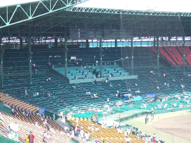 野球場・甲子園球場・バックネット裏の特等席には屋根がついているの写真の写真