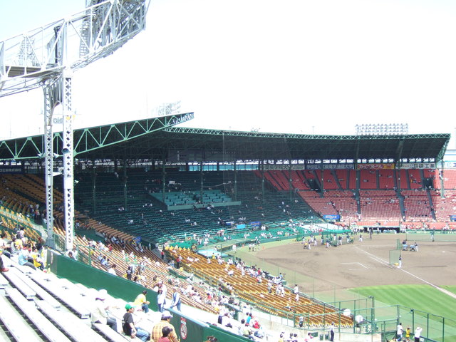 野球場・甲子園球場・遠くに見えるのがグリーンシートとレッドシートの写真の写真