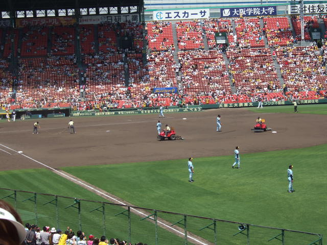 野球場・甲子園球場・グラウンドの整備中の写真の写真