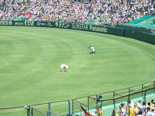 野球場・甲子園球場・トラッキーのでんぐり返しの写真の写真