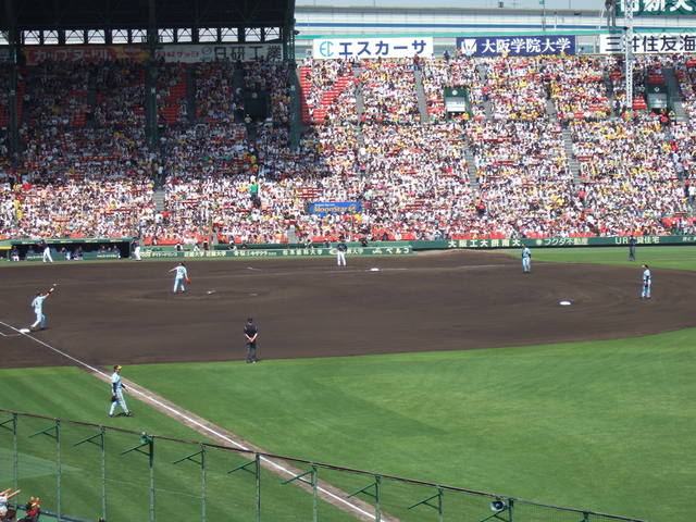 野球場・甲子園球場・復刻ユニホームが目新しく感じる交流戦の写真の写真