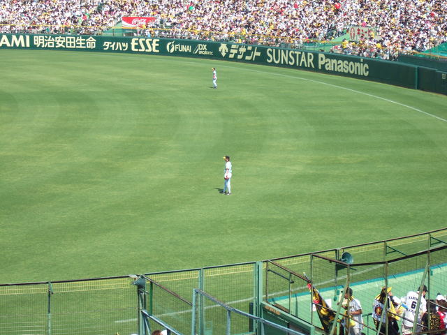 野球場・甲子園球場・一人ぽつんとたつライトの守備の写真の写真