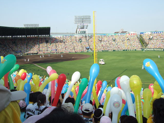 野球場・甲子園球場・風船を膨らませたものの相手チームの猛攻が開始の写真の写真