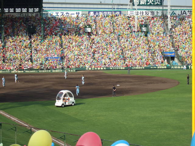野球場・甲子園球場・ピッチャー交代のリリーフカーの写真の写真