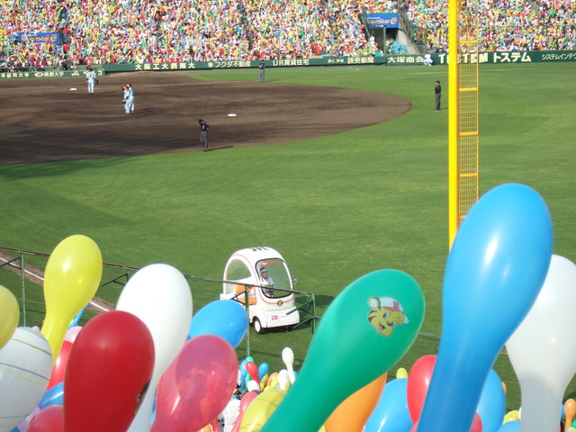 野球場・甲子園球場・風船の準備はできていたのにピッチャー交代の写真の写真