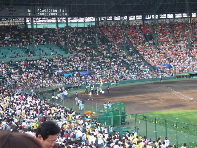 野球場・甲子園球場・勝利のヒーローインタビューの写真の写真