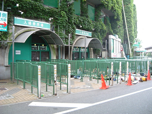 野球場・甲子園球場・道路がすぐ近くにあるチケット売り場の写真の写真