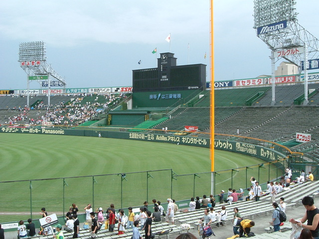 野球場・甲子園球場・この時間は人影がまばらの写真の写真