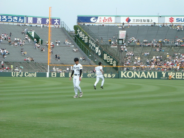 野球場・甲子園球場・のんびりと体をほぐすの写真の写真