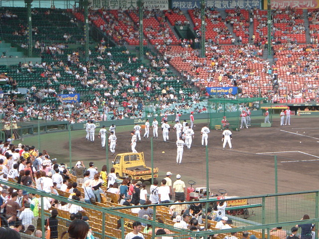 野球場・甲子園球場・広島東洋カープと阪神タイガースの練習の交代の写真の写真