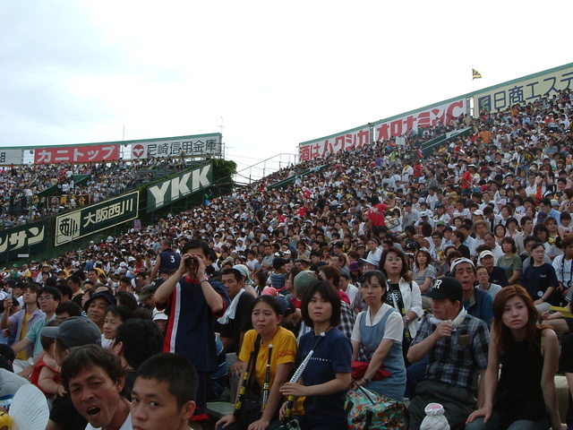 野球場・甲子園球場・すでに観客席は満員の写真の写真
