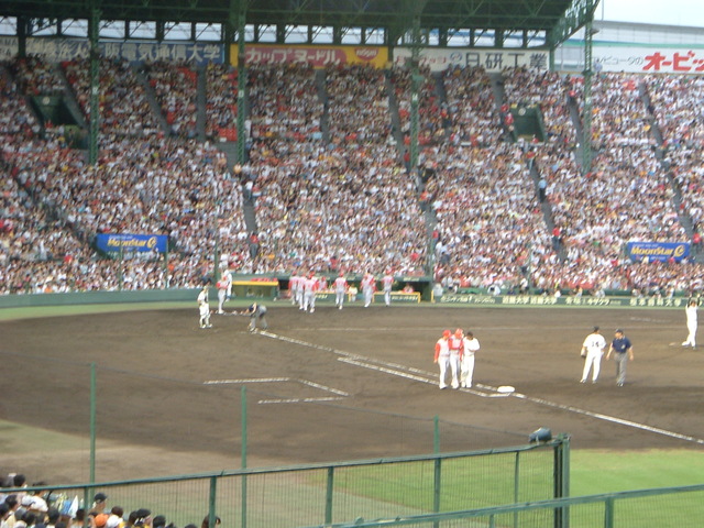 野球場・甲子園球場・広島東洋カープのランナーが出塁の写真の写真