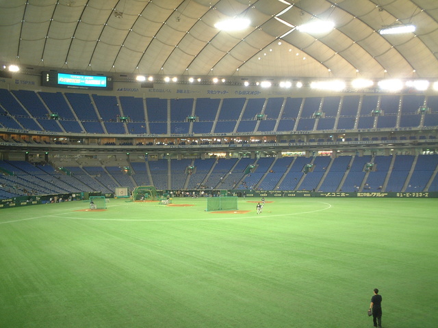 野球場・東京ドーム・試合開始前の練習風景の写真の写真