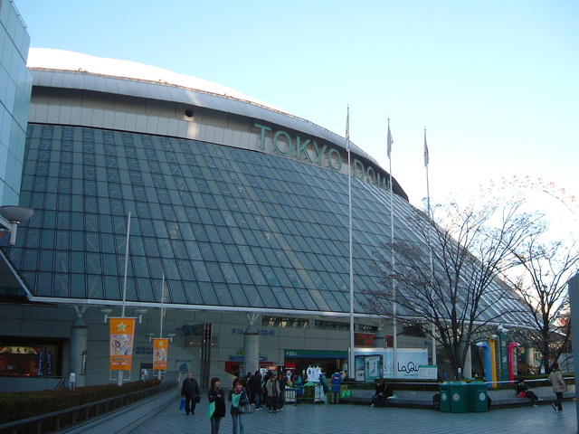 野球場・東京ドーム・ガラス張りの壁面の写真の写真