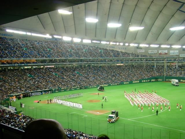 野球場・東京ドーム・開幕日のパレードの写真の写真