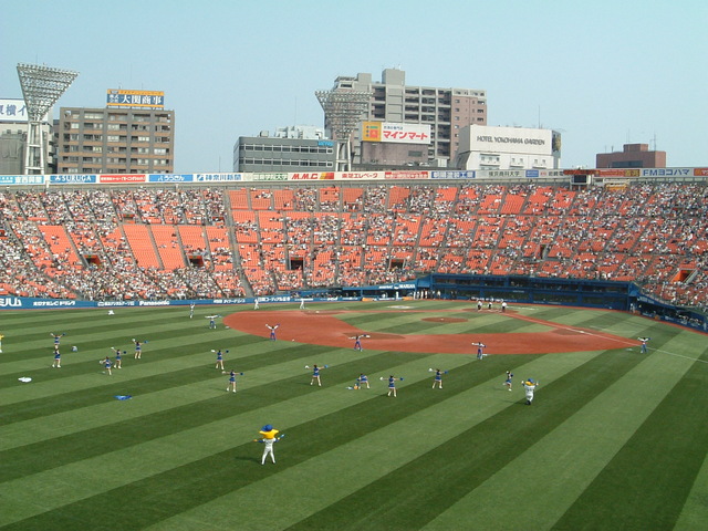 野球場・横浜スタジアム・徐々に観客が入るの写真の写真