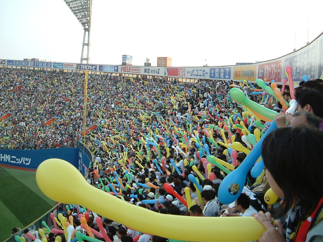 野球場・横浜スタジアム・風船を膨らます準備の写真の写真