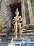 バンコク・ワット・プラケオ・プラ・モンドップの入り口を守るヤック