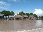 トンレサップ湖・トンレサップ川・川に浮かぶ家