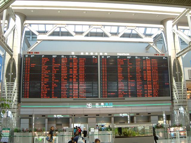 成田空港・出発待合ロビーの案内板の写真の写真