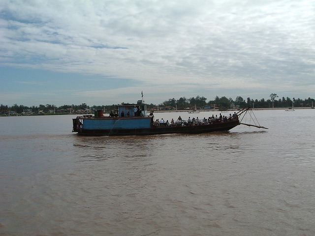 船プノンペン・メコン川をはしるの写真の写真
