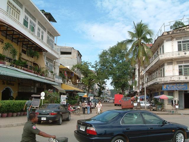 プノンペン・市街地には車が走るの写真の写真