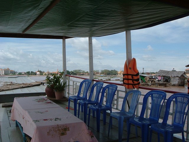 プノンペン・船から見る町並みの写真の写真