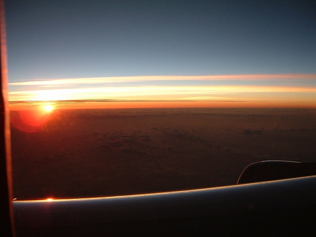 飛行機の中から見る日の出の写真の写真