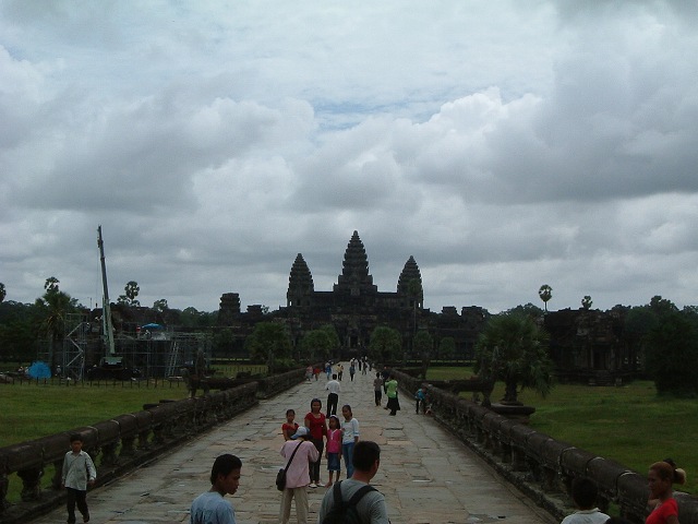 はるか遠くに見慣れたアンコール・ワットの建物が見えるの写真の写真