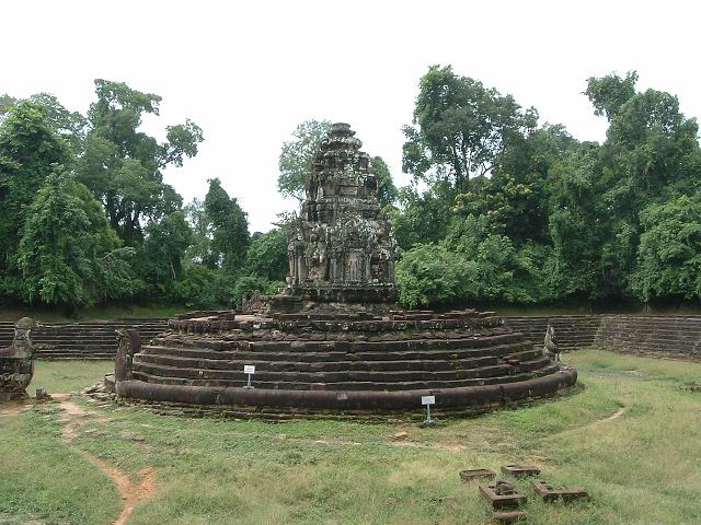 世界遺産・ニャック・ポアン・円形基壇と中央祠堂の写真の写真