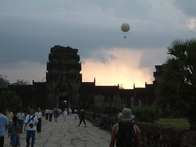 世界遺産・気球が浮かぶアンコール・ワットの写真の写真