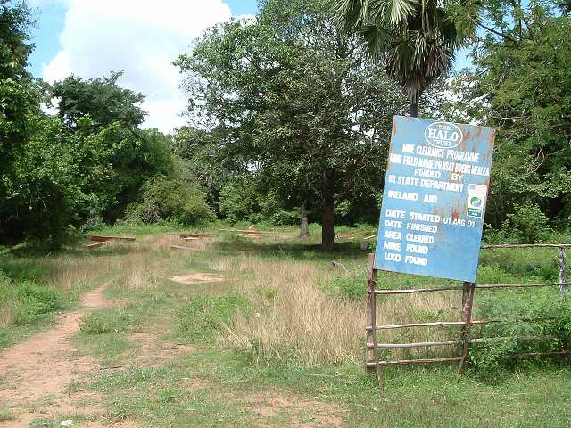 ベンメリア・地雷を発掘中という看板の写真の写真