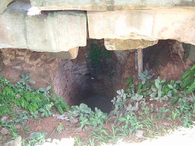 アック・ヨム・祠堂の下にある聖水が流れる穴の写真の写真